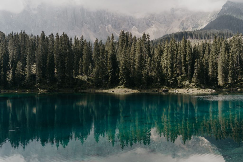 Lago di Carezza dans les Dolomites