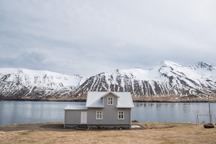 paysage islandais avec petite maison