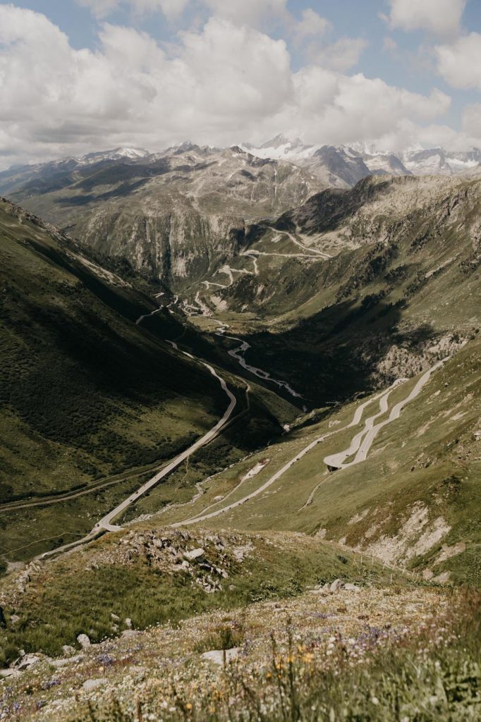 La superbe route Furkapass en Suisse